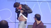 Shah Rukh Khan Shows Off His 8 Pack Abs To Google Employees