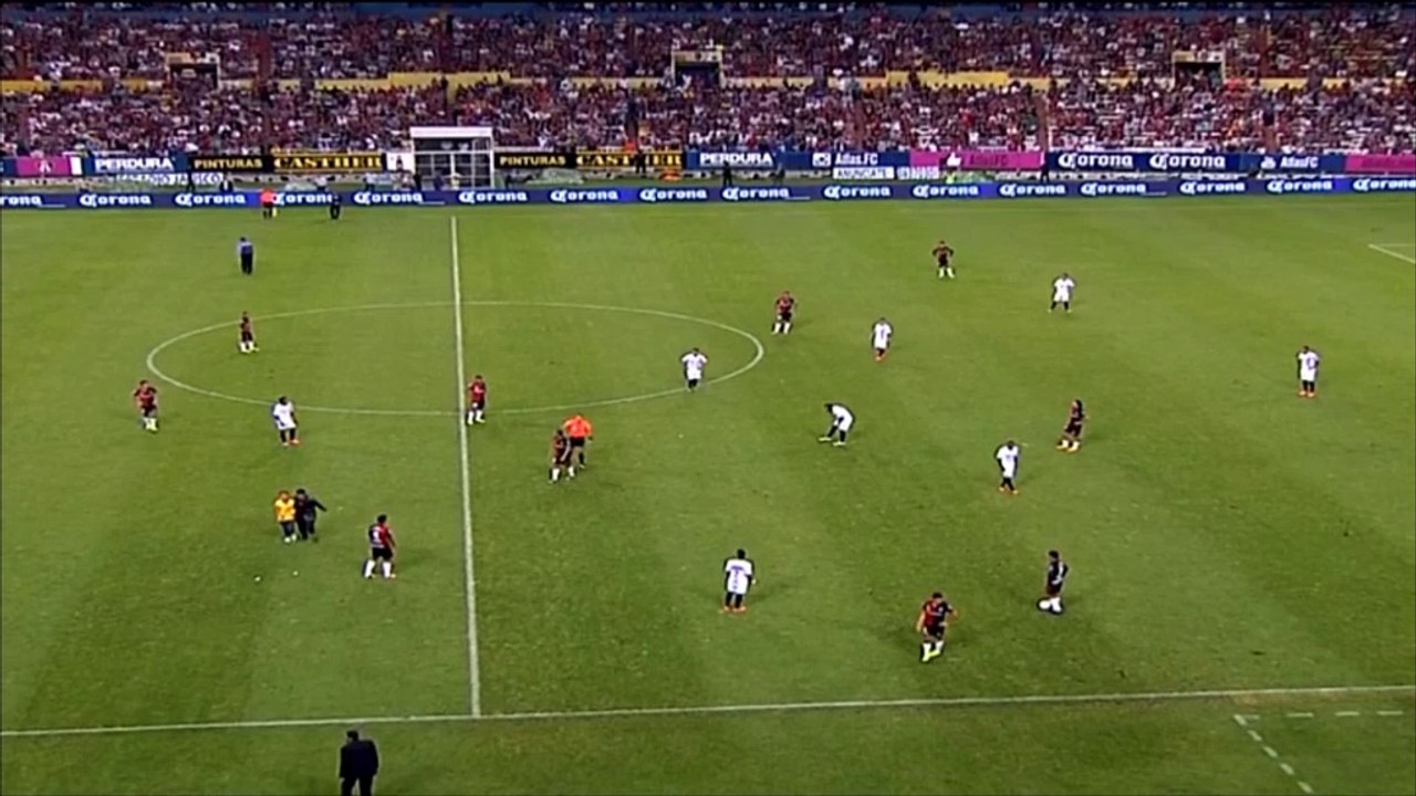 Ronaldinho signs pitch invader's Brazil shirt