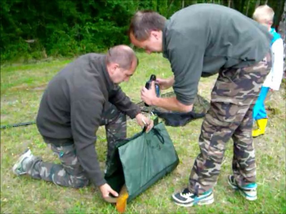 Prise d'une carpe commune par Nicolas dans une petite pièce d'eau du Jovinien en août 2014 !!