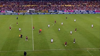 Mexique - Ronaldinho signe un autographe en plein match !