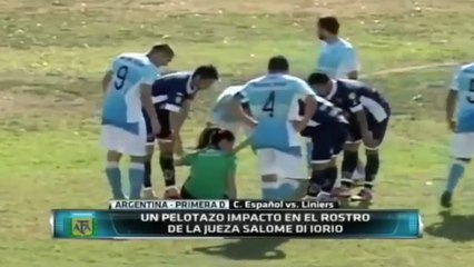 Vidéo : une arbitre assommée...