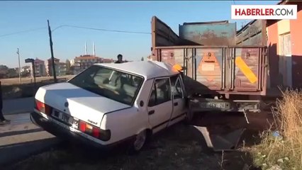 Otomobil, Park Halindeki Kamyona Çarptı