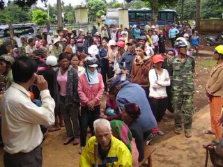 KHÁM BỆNH TỪ THIỆN BUÔN KLEO XÃ HÒA THẮNG BUÔMÊTHUẬT MVI_0305