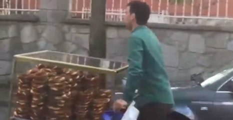 Simitçinin Düştüğü Durum Gülmekten Kırdı Geçirdi