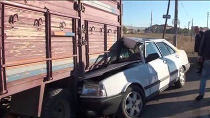 Otomobil, Park Halindeki Kamyona Çarptı