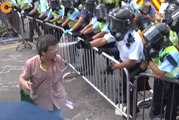 Hong-Kong : Un manifestant aspergé à la bombe lacrymogène dans les yeux