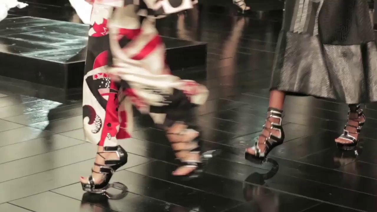 Une minute au défilé Alexander McQueen printemps-été 2015