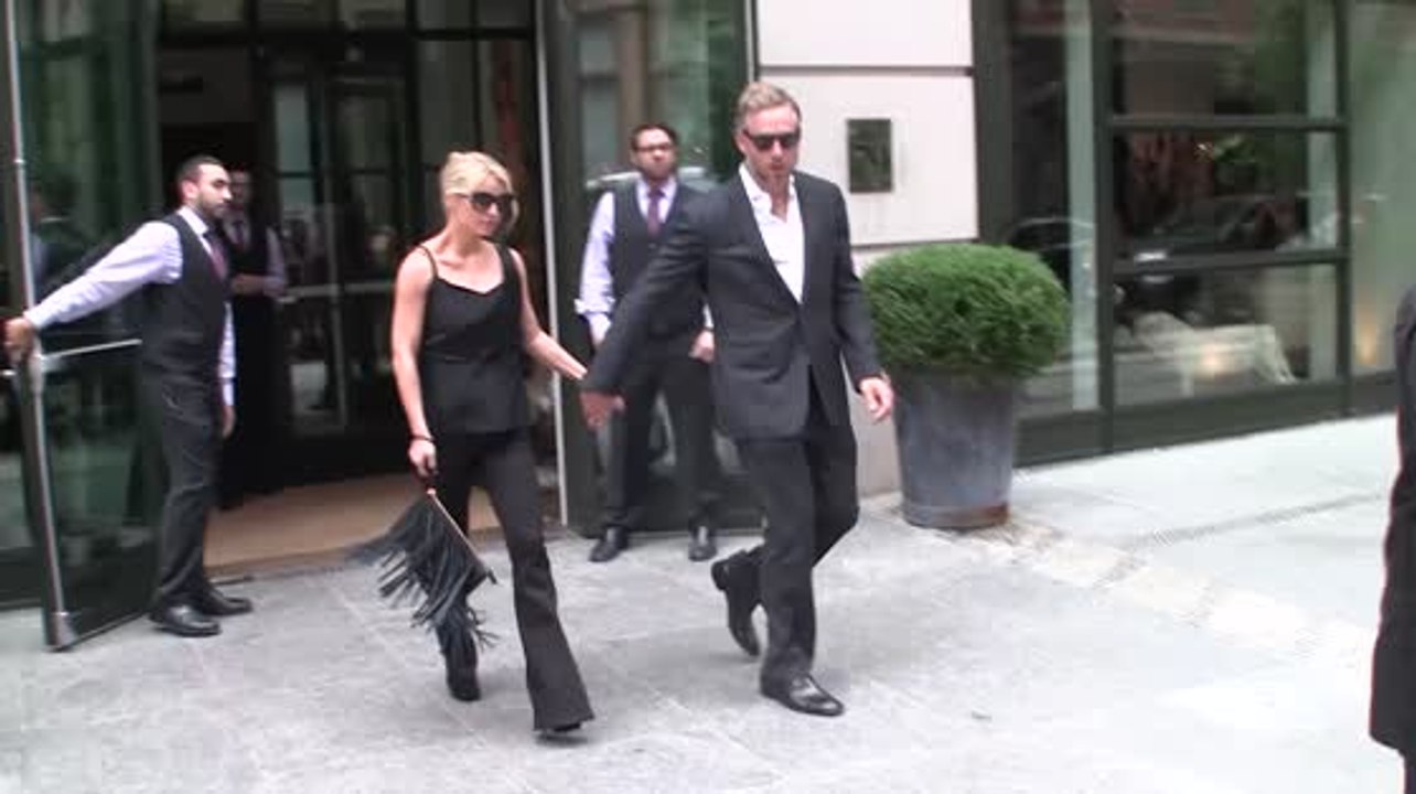 Jessica simpson sieht hinreißend in schwarz aus