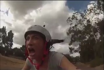Une femme a velo se fait attaquer par des oiseaux