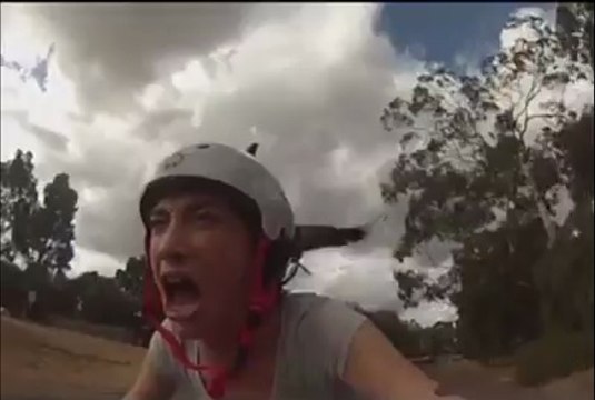 Une femme a velo se fait attaquer par des oiseaux