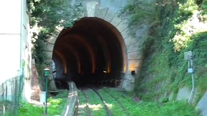 Dans le train à crémaillère entre Superga et Sassi à Turin