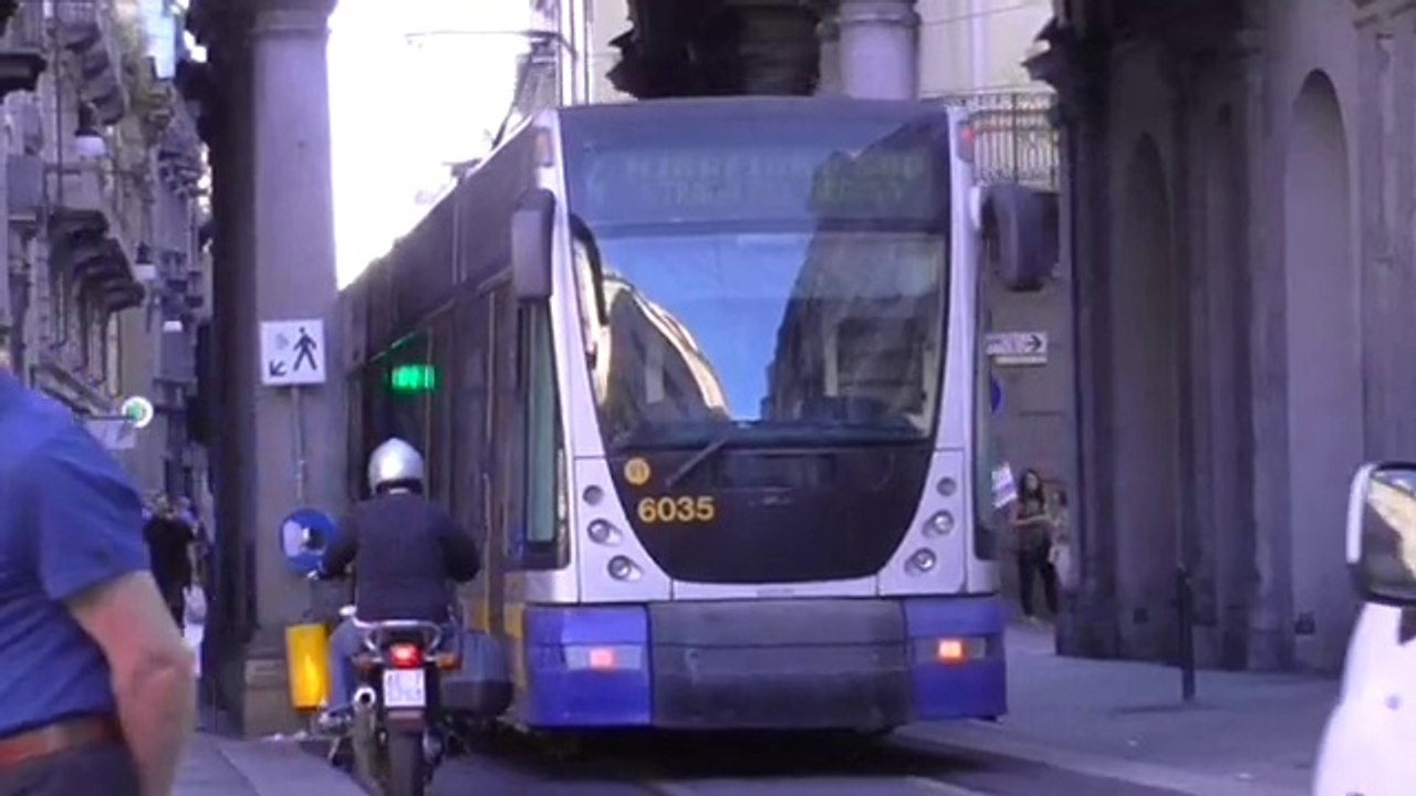 Tramway Serie 6000 Cityway : Passage sur la via Milano sur la ligne 4 du tramway de Turin