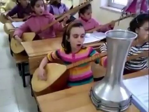 Hepimiz Kardeşiz Bu kadar güzel çalınır ve söylenir