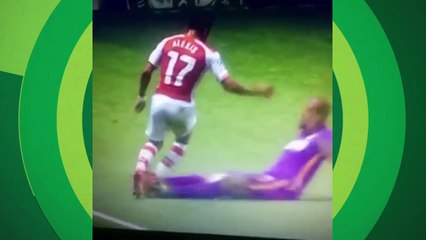 Na bola? Felipe Melo dá entrada dura em jogador do Arsenal