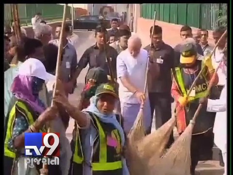 Swachchh Bharat Abhiyan: PM Narendra Modi wields 'BROOM' in Delhi - Tv9 Gujarati