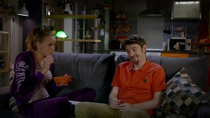 César enseña inglés a Trini