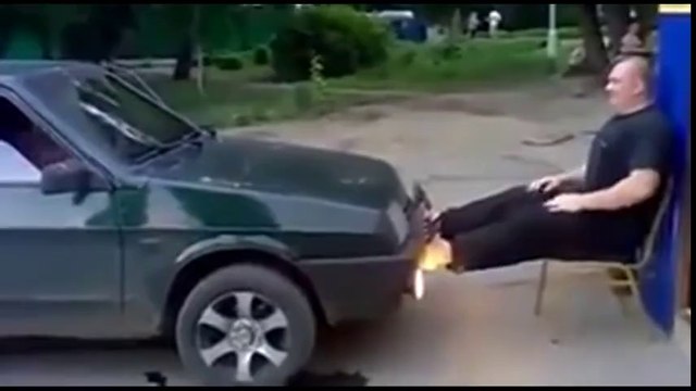 Oturduğu Yerden Arabaya Meydan Okuyan Abi