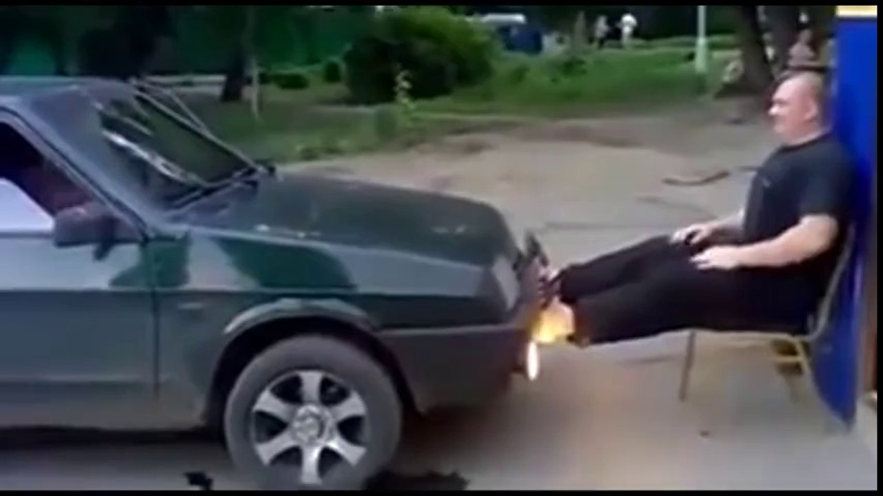 Oturduğu Yerden Arabaya Meydan Okuyan Abi