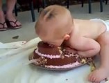 İlk doğum günü pastası! İşte pasta böyle yenir
