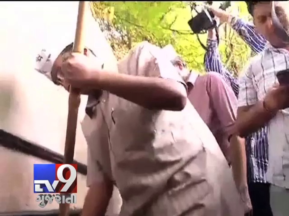 AAP chief Arvind Kejriwal Cleans Choked Drains Near PM Modi's House - Tv9 Gujarati