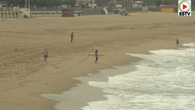 Donostia-San Sebastian: Surfistas en la playa de la Zurriola - Euskadi Surf TV