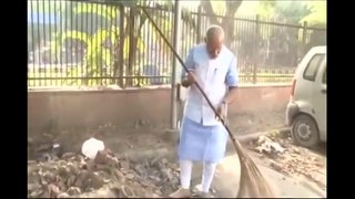 [unseen video] Narendra Modi Cleaning Road (Everyone must share)#feeling proud #salute#MyCleanIndia