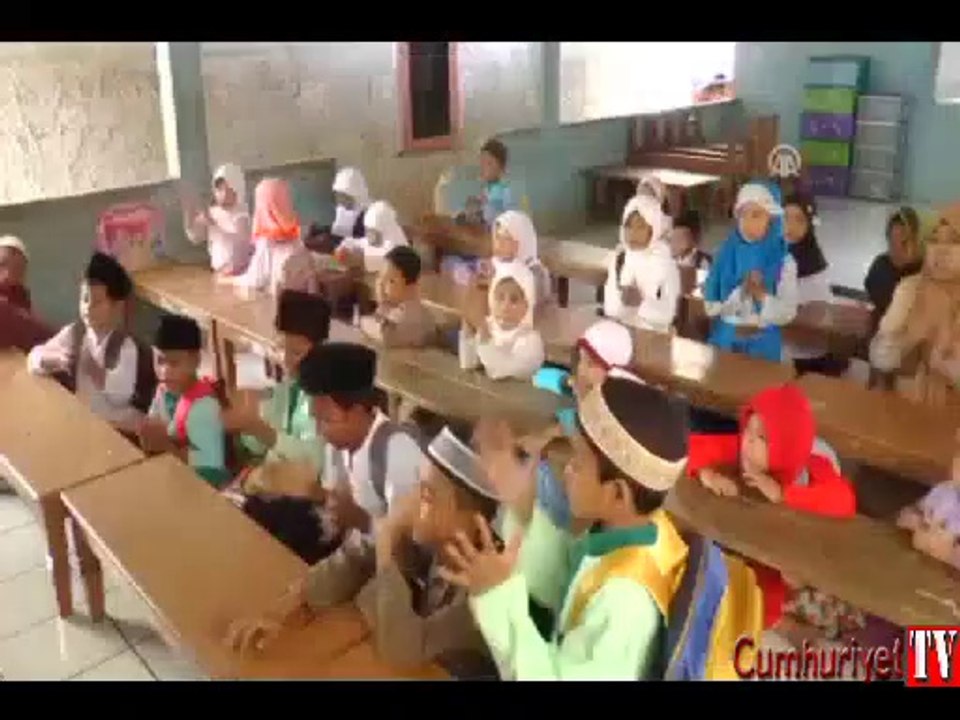 "Yılan çocuk" her iki günde bir deri değiştiriyor