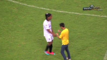 Ronaldinho dio autógrafo en pleno partido