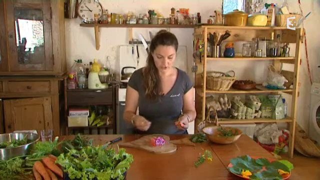 Causse-de-la-selle : cueillette et cuisine de fleurs sauvages avec Albane