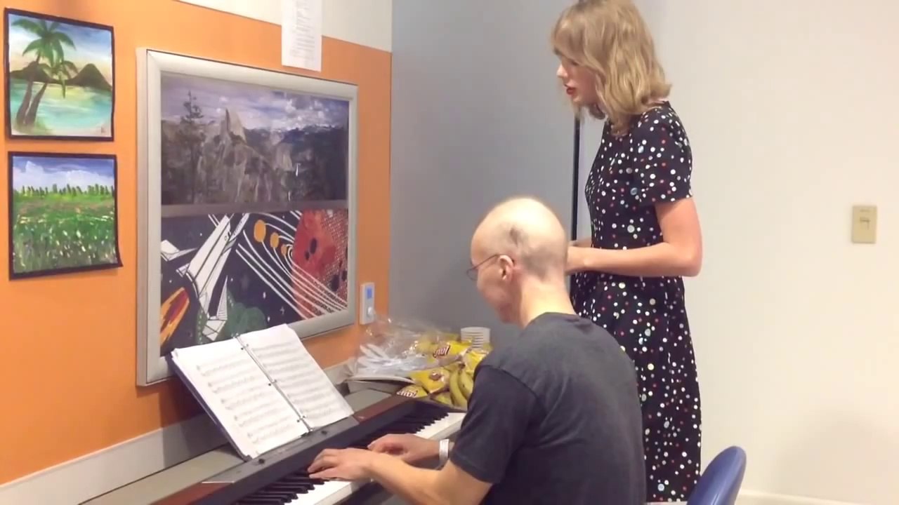 Taylor Swift chante "Someone like you" d'Adele avec un jeune atteint d'un cancer!