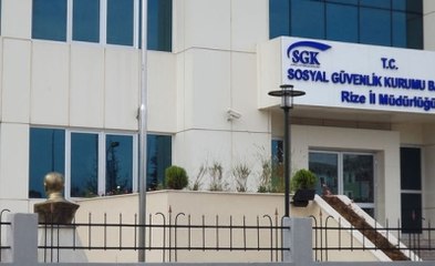 Rize'deki SGK Binasının Önünde İlginç Atatürk Büstü Görüntüsü