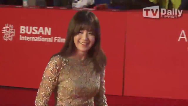 141002 Ku Hyesun - 19th BIFF Red Carpet (TV Daily News)