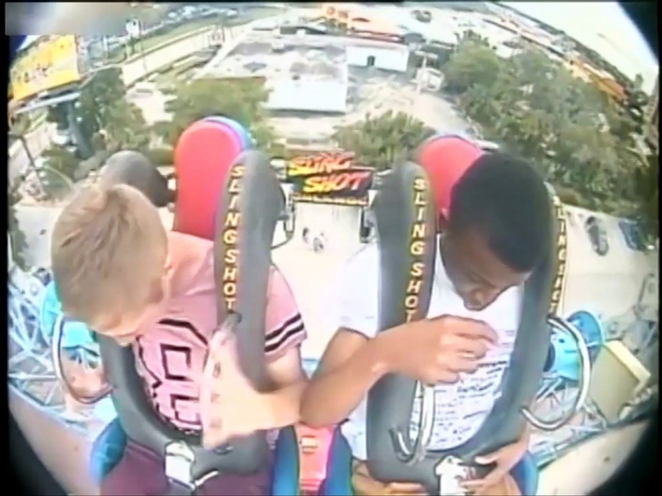 Il s'évanouit 3 fois au cours d'un Sling Shot Ride