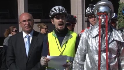 Kazada Ölen Bisikletcinin Duruşması Öncesi Arkadaşları Adliye Önünde Biraraya Geldi