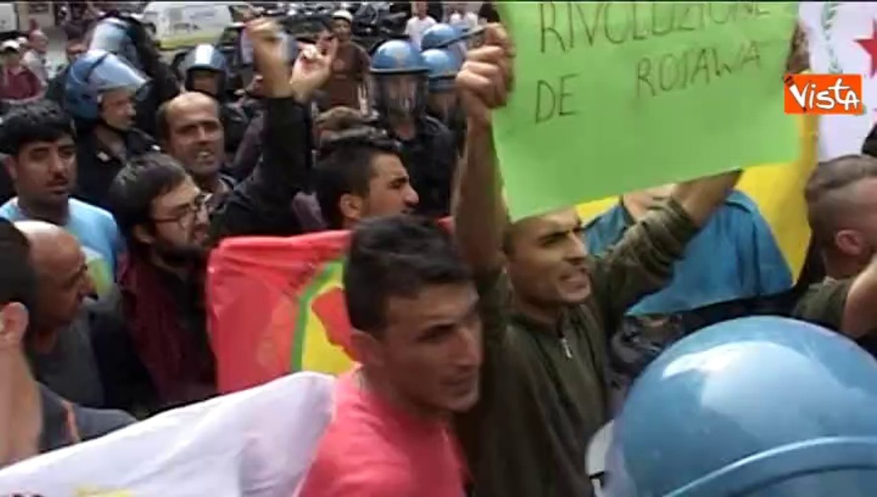 02-10-14 MANIFESTANTI CURDI A MONTECITORIO VENGONO ALLONTANATI DA FORZE DELL ORDINE DA SPIAZZALE PRINCIPALE g01_29