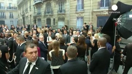 Blumen und Streifen auf Chanels Mode-Boulevard