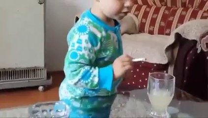 Un enfant fume encouragé par ses parents
