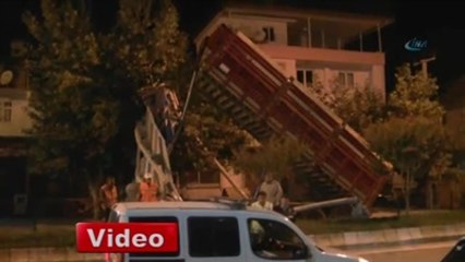 Tır'ın Dorsesi Açık Kaldı, Facianın Eşiğinden Dönüldü