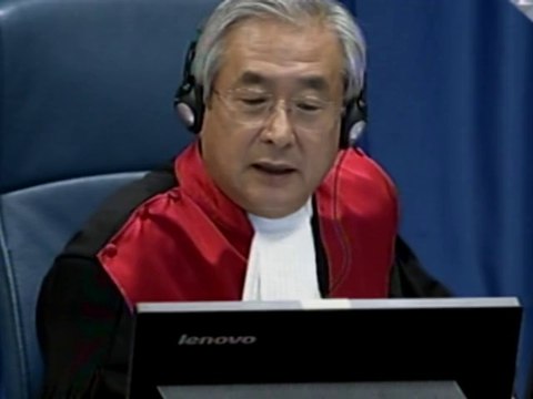 Karadzic ignorait tout du massacre de Srebrenica, assure sa défense