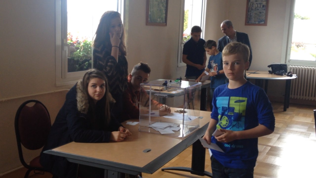 Les collégiens élisent leurs délégués de classe à la mairie