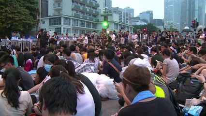 HK protesters prepare for worse, HK leader says he won't resign