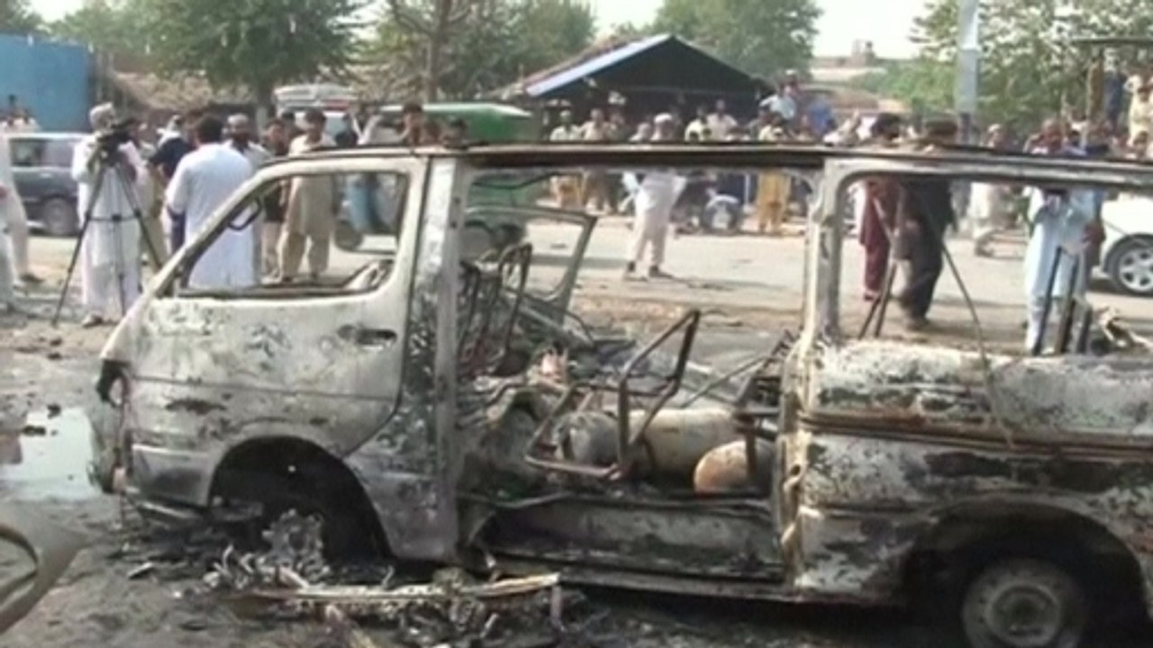Bombs target bus in Pakistan