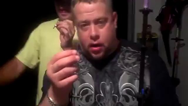 Deux hommes ivres se tirent dans les fesses