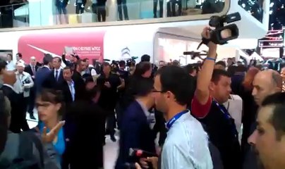 Visite du Président de la République au salon de l'auto à Paris