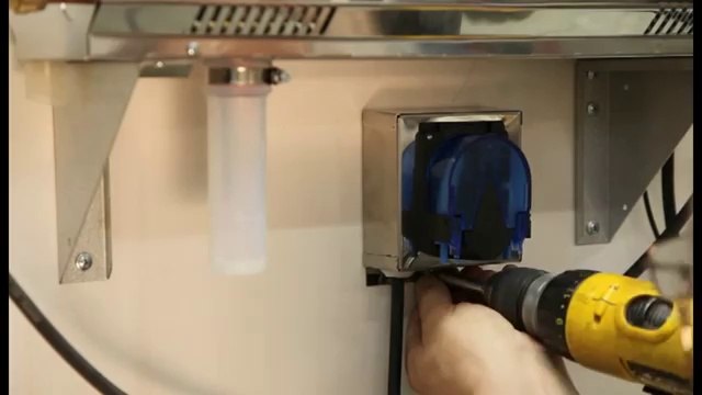 Instalacja generatora pary Harvia HGX cz. 5 Montaż pompy zapachowej