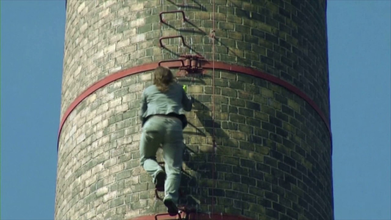 Escalader les cheminées industrielles: un hobby tchèque