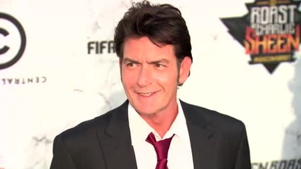 Télécharger la video: Charlie Sheen soll angeblich mit einem Messer auf seinen Zahnarzt losgegangen sein