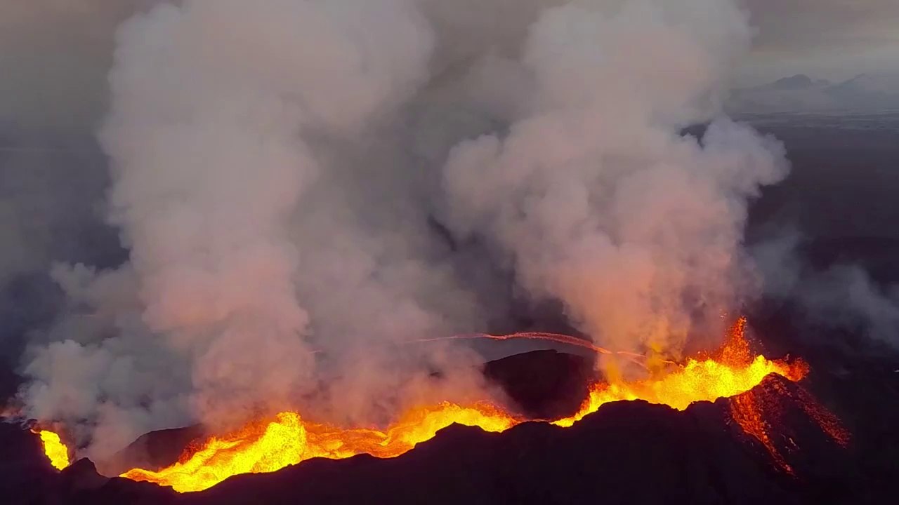 Sacrifier une GoPro pour filmer une éruption volcanique impressionnante!