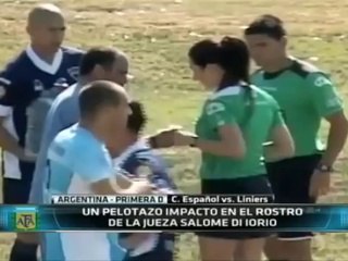 un joueur allume une jolie arbitre !