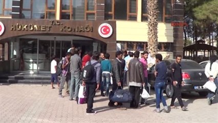 Akçakale 250 Suriyeli Ülkesine Gitmek İçin Sınırda Bekliyor